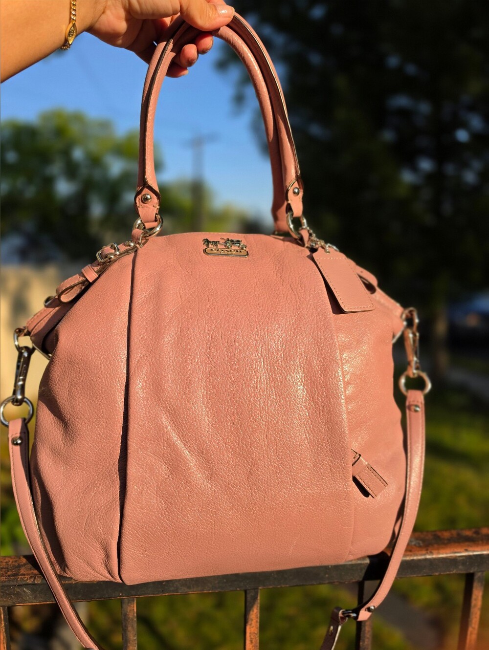 Coach Madison Lindsey satchel made of leather with brass hardware.EUC Soft Pink